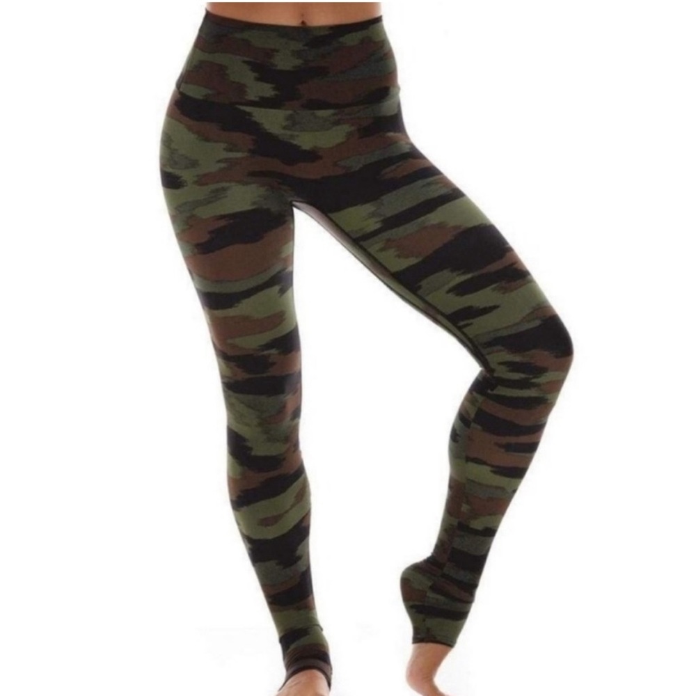 K Deer Camo. Small. EUC. 25” inseam.